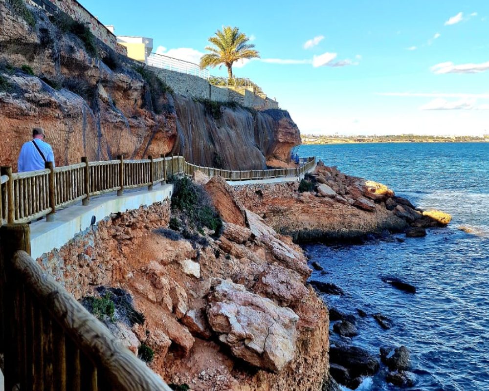 Walking route along the sea 12