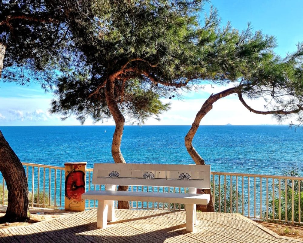 Walking route along the sea 14