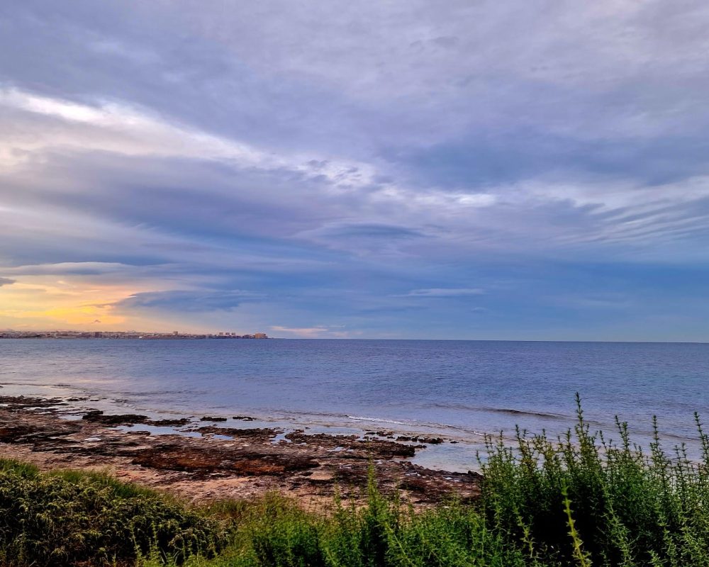 Walking route along the sea 6